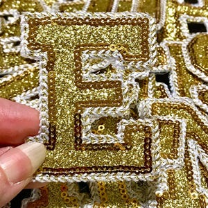 PALJETTER OCH GLITTER BOKSTÄVER MED FILTBAKSIDA, Blingdekorationer, Initialer med platta baksidor, Glamorös alfabetsbokstäver, Sy-på-bokstäver, Silver, Guld & Rosa