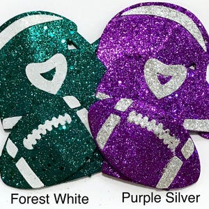 Pu&ograve; includere: Forme glitterate di casco e pallone da football in verde foresta e viola. Accenti bianchi e argentati evidenziano i dettagli. Il testo "Forest White" e "Purple Silver" &egrave; in basso.