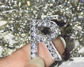 LETRAS PEQUEÑAS DE PLATA, Letras del alfabeto con diamantes de imitación plateados, Adorno de letras, Inicial con parte trasera plana, Decoración de monograma de metal plateado brillante