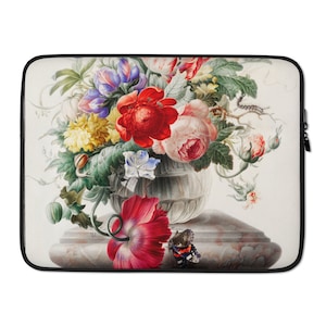 Op de afbeelding: Laptoptas met een vintage bloemenstilleven. Het ontwerp toont een vaas vol rode, roze, gele en paarse bloemen, met een vlinder en een slak. De tas heeft een zwarte rand en een ritssluiting.