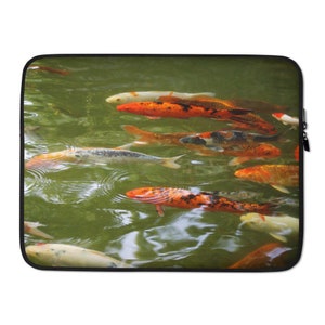 Puede incluir: Un grupo de peces koi coloridos nadan en un estanque con agua verde. Los peces son naranja, blanco y negro con escamas. El agua es clara y se puede ver el fondo del estanque.