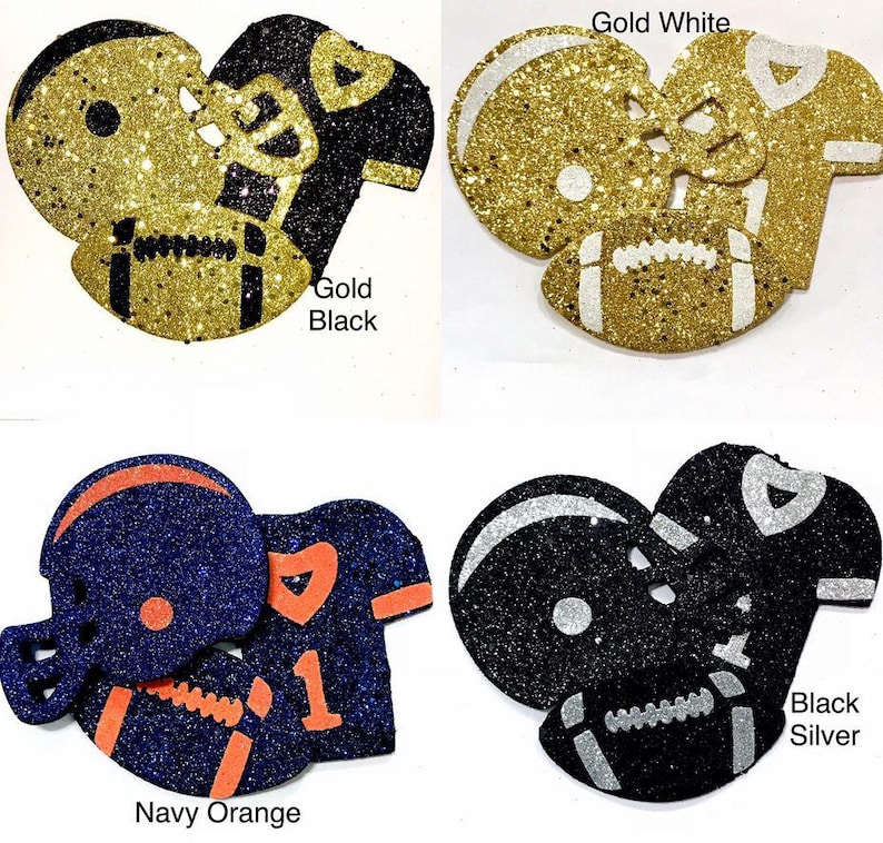 Pu&ograve; includere: Ritagli glitterati a tema football in oro e nero, oro e bianco, blu navy e arancione e nero e argento. Ogni ritaglio include un casco da football, una maglia e un pallone da football. Il testo "Gold Black", "Gold White", "Navy Orange" e "Black Silver" &egrave; visibile.