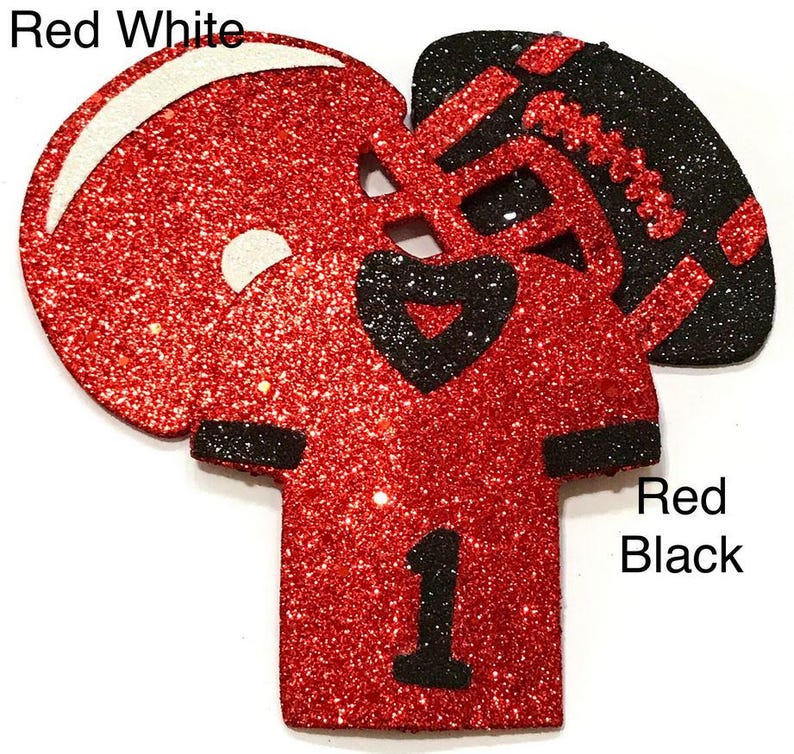 Pu&ograve; includere: Decorazione glitterata a tema football americano con casco, maglia con il numero 1 e pallone da football. Il casco ha dettagli bianchi, mentre la maglia e il pallone hanno dettagli neri. Sono visibili le parole "Red White" e "Red Black".