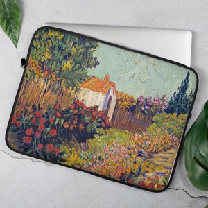 Op de afbeelding: Een laptophuls met een schilderij van een wit huis met een rood dak, omringd door een tuin met kleurrijke bloemen en bomen. Het schilderij is in een stijl die doet denken aan het impressionisme.