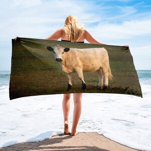 Serviette de plage veau, enveloppement estival avec des animaux de la ferme, jeté de pont de croisière génisse, serviette de piscine pour bovin pour les vacances, vacances de printemps, parfait pour la plage