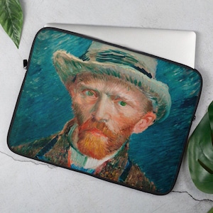 Op de afbeelding: Een close-up portret van Vincent van Gogh, geschilderd in een levendige stijl met gedurfde penseelstreken. Hij draagt ​​een witte hoed en heeft een dikke rode baard. De achtergrond is diepblauw.