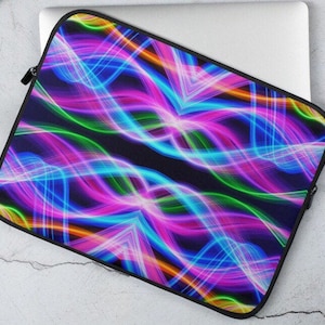Könnte beinhalten: Eine Laptoptasche mit einem farbenfrohen abstrakten Design mit neonrosa, blauen, grünen und orangen Linien auf schwarzem Hintergrund.