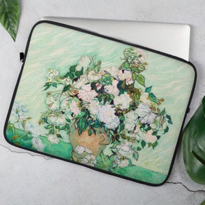 Puede incluir: Una funda para portátil con una pintura de un jarrón desbordante de rosas blancas. El fondo es de color verde claro con pinceladas. La pintura es al estilo de Vincent van Gogh.