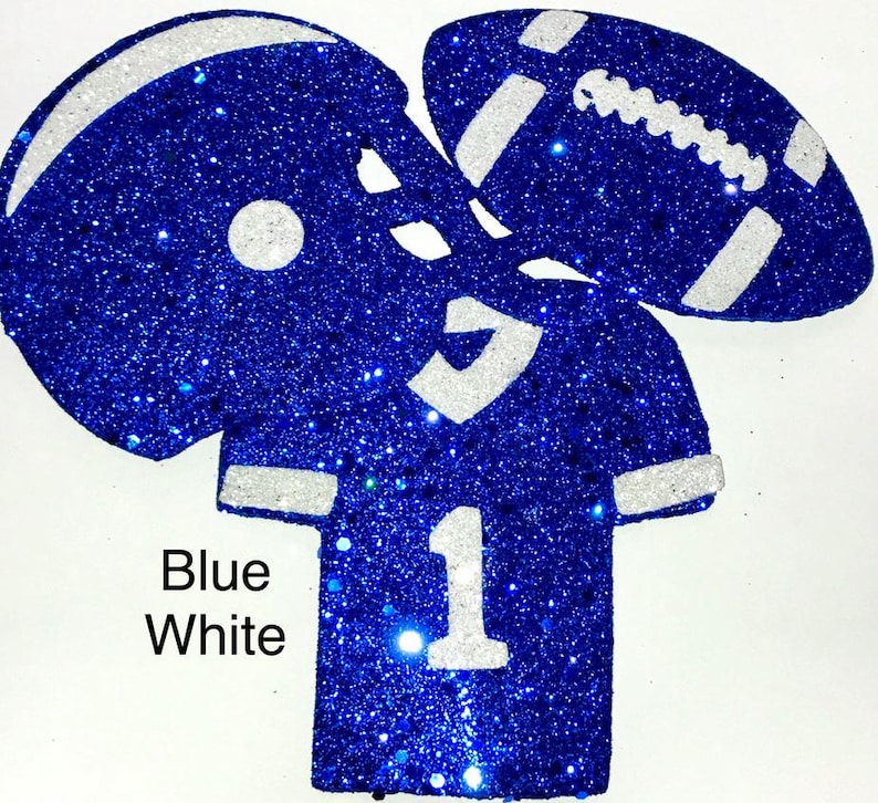 Pu&ograve; includere: Un design blu glitterato a tema football americano con un casco, una maglia con il numero 1 e un pallone da football. Dettagli evidenziati da accenti bianchi. Le parole "Blu" e "Bianco" sono in basso sulla maglia.