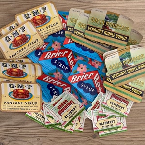 Lot: 60 Vintage Papier Etiketten, Ephemera, Decoupage, Brier Rose, GMP, Pfannkuchen, Ahorn, Sirup, Himbeere, Konserven, Erdbeere, grüner Berg