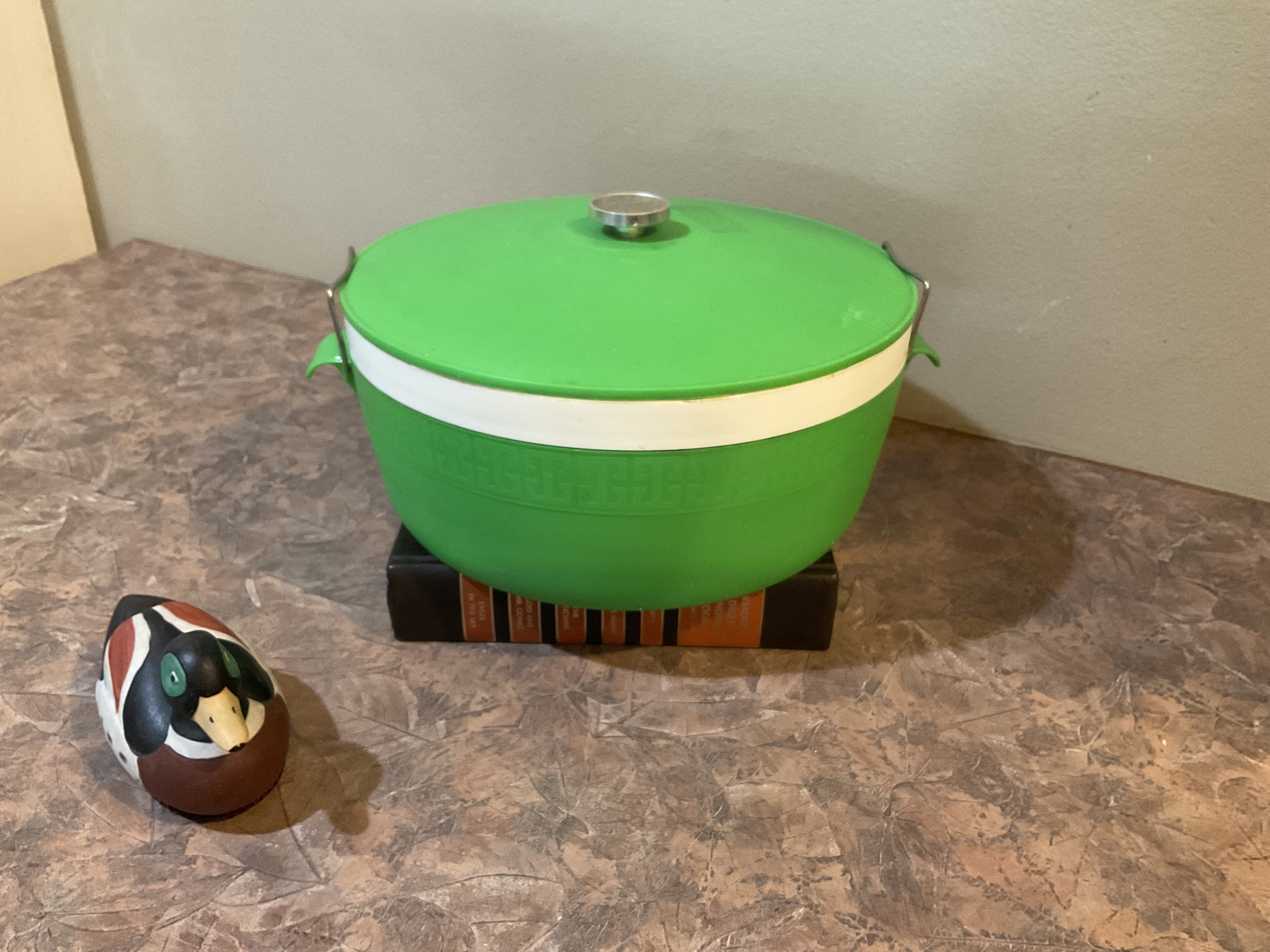 Therm-O-Ware Serving Bowl Bright Green 10 inch Locking Lid Handles Olympian MCM, vintage