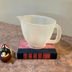 Tupperware 8 Cup 2 Liter Measuring Mix Pitcher Red Blue 500-3. Vintage