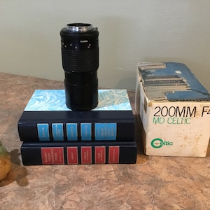 Minolta Celtic 200 mm f/4 MD-fattning 35 mm filmkameraobjektiv med originalkartong och objektivlock