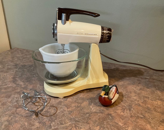 Sunbeam Mixmaster 12 Speed Stand Mixer With Small Milk Glass Mixing