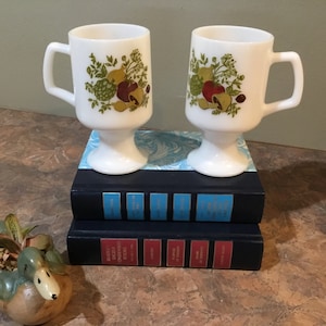 Corning Spice of Life Pedestal Mugs, Set of Two Vintage Pyrex  milk glasses, 1950&#39;s