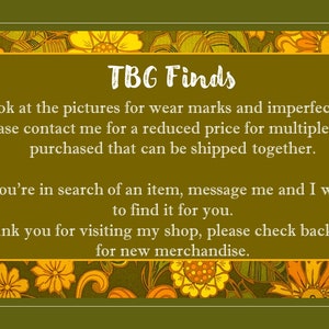 Peut inclure: Un fond &agrave; motifs floraux jaunes et oranges avec une bo&icirc;te de texte blanche qui indique "TBG Finds". La bo&icirc;te de texte contient des informations sur la boutique, notamment des instructions pour v&eacute;rifier les marques d'usure et les imperfections, contacter la boutique pour un prix r&eacute;duit pour plusieurs articles et demander des articles qui ne sont pas actuellement r&eacute;pertori&eacute;s.