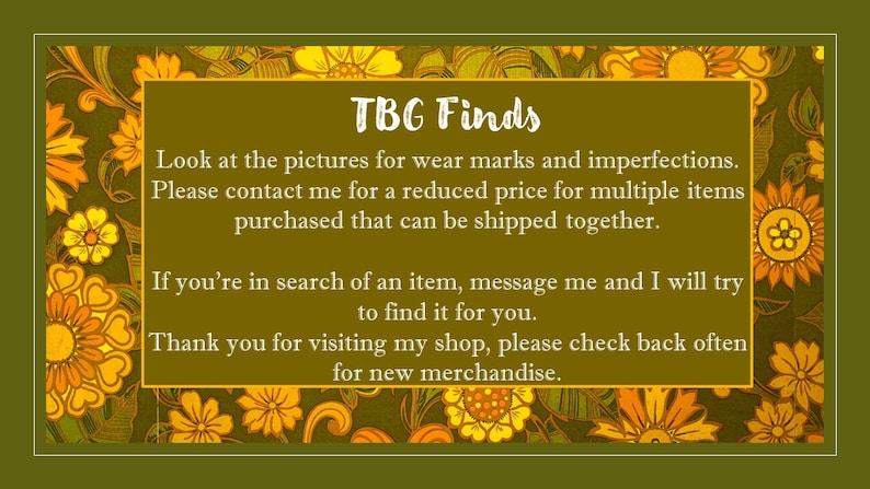 Peut inclure: Un fond &agrave; motifs floraux jaunes et oranges avec une bo&icirc;te de texte blanche qui indique "TBG Finds". La bo&icirc;te de texte contient des informations sur la boutique, notamment des instructions pour v&eacute;rifier les marques d'usure et les imperfections, contacter la boutique pour un prix r&eacute;duit pour plusieurs articles et demander des articles qui ne sont pas actuellement r&eacute;pertori&eacute;s.