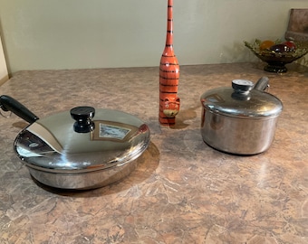 Revere Ware 9-inch koekenpan met drie lagen of 1 1/2 liter sauspan met deksel van roestvrij staal. Clinton, Illinois VS -941