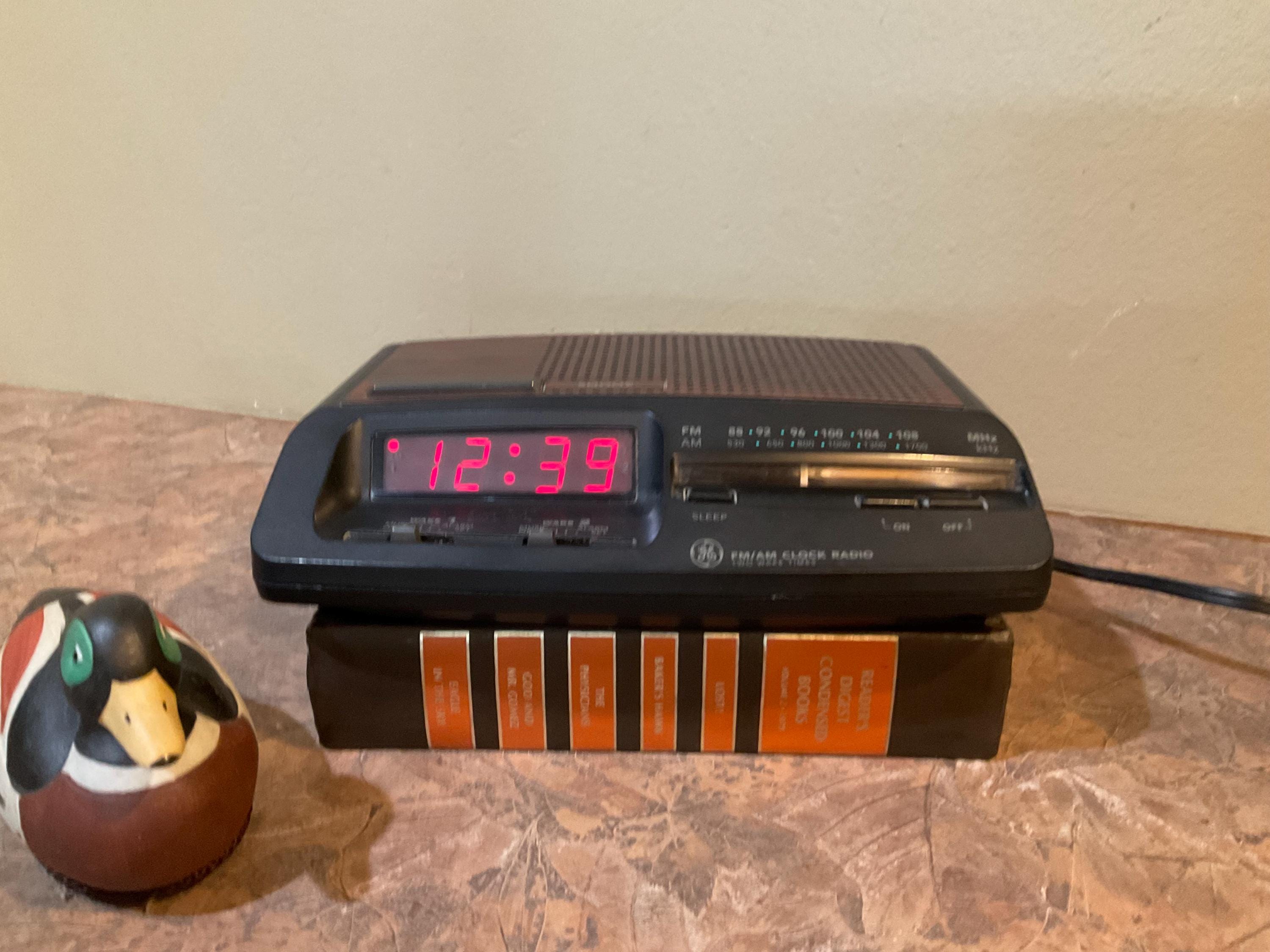 General Electric GE Dual Alarm Clock AM/FM Radio Retro Vintage