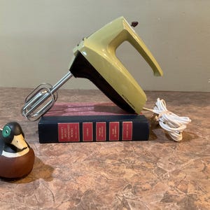 Sunbeam Mixmaster, 5 Speed, Avocado Green, Handheld Mixer Beater, MCM Retro Vintage