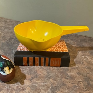 Tupperware Colander Pasta Strainer 1 Quart Yellow #1200 with Handle