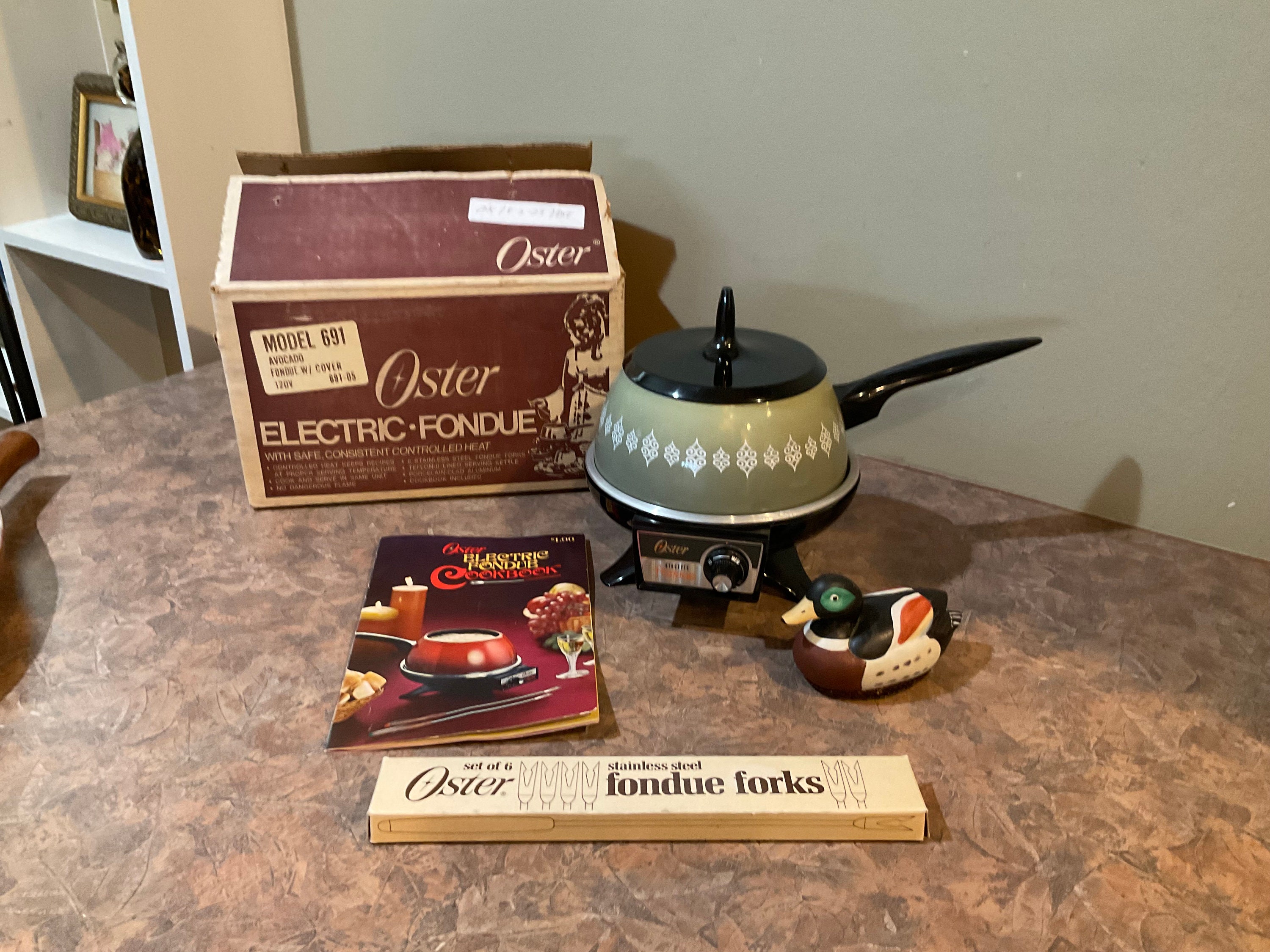 Oster, Kitchen, Vintage Oster Electric Fondue Set Retro 98s Model 683e  With Cookbook