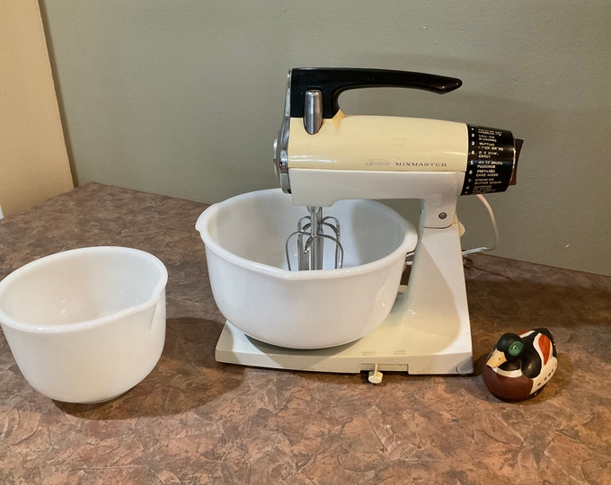 Sunbeam Mixmaster 12 Speed Stand Mixer With Large and Small Milk Glass