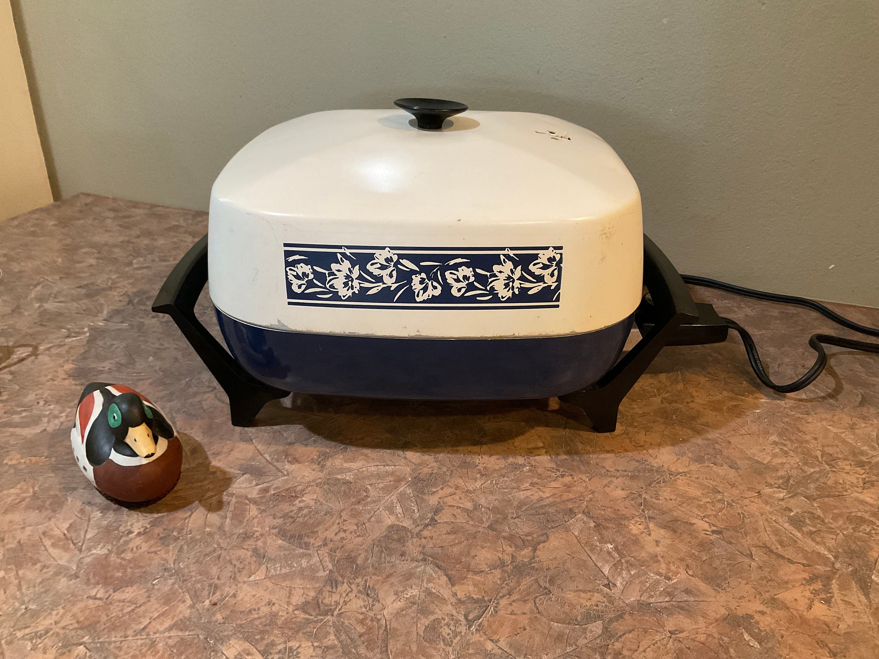 Vintage Black & Decker Crocker Fry Pan Electric Skillet White Very Nice  7SK45D