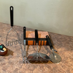 Foley カーブ＆スロットスパチュラリフターフリッパー、Ekco ポテトマッシャー、Ekco ピザスライサー、Ekco ミートフォーク ステンレススチール 1950 年代キッチンツール