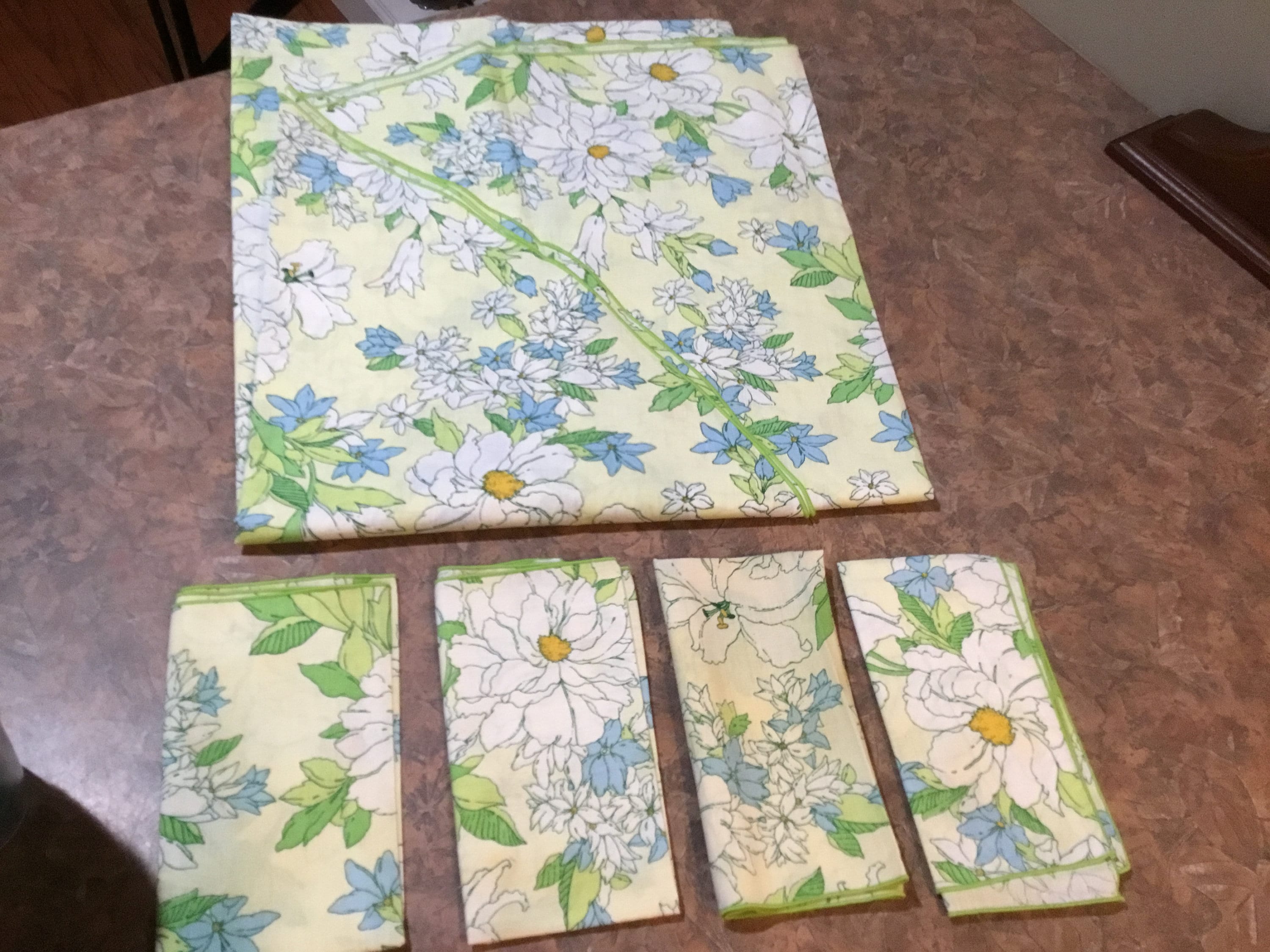 Daisy 70s Tablecloth oval vintage with 4 matching napkins 1970 decor Yellow white blue and green
