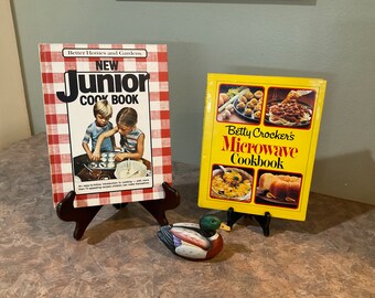 Better Homes and Gardens Junior cookbook Or Betty Crockers Microwave Cookbook, Vintage Cookbooks, 1981