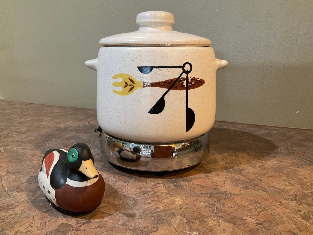 WEST BEND bean pot/crock with lid, glazed stoneware, 7 in. H x 7 in. diameter, 2 qts. capacity WEST BEND bean pot/crock with lid, glazed stoneware, 7 in. H x 7 in. diameter, 2 qts. capacity