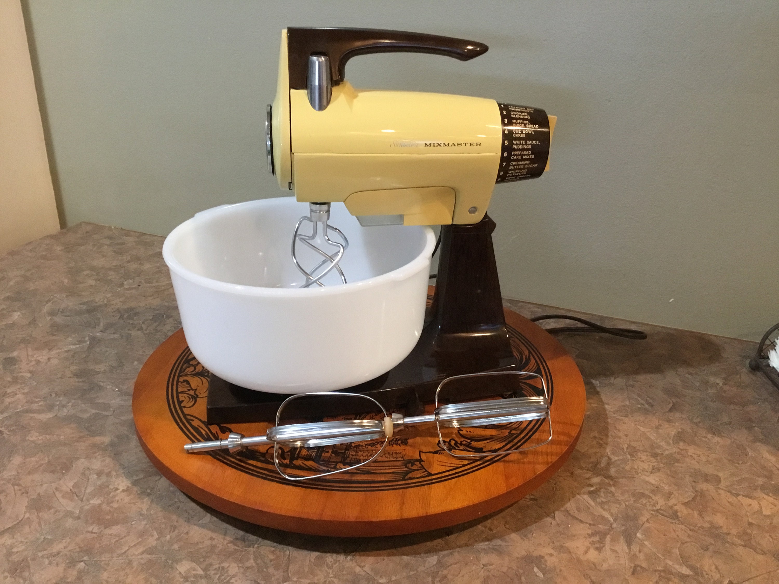 Retro VTG Sunbeam Mixmaster Beige 12 Speed, Stainless Mix Bowl