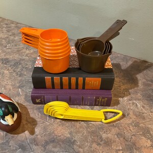 Copos de medição Tupperware, encaixe laranja, conjunto de 5, colheres de medição Tupperware amarelas, conjunto de 7 ou copos de medição Lustroware, conjunto de 4