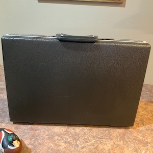 Porte-documents Samsonite classique vintage, coque rigide texturée gris foncé, accessoires extérieurs argentés, cadeau pour diplômés