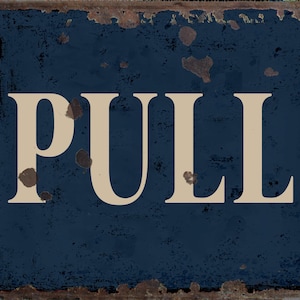 Peut inclure: Une plaque en métal bleu avec le mot "PULL" en lettres blanches. La plaque a un aspect vieilli et usé avec de la rouille.