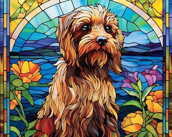 Könnte beinhalten: Ein Buntglasfenster mit einem braunen und beigefarbenen Hund mit langem, struppigem Fell. Der Hund sitzt vor einem blauen und grünen Buntglashintergrund mit gelben und violetten Blumen.
