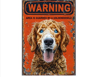 Könnte beinhalten: Ein rostiges Metallschild mit den Worten "WARNING" in schwarzen Buchstaben auf blauem Hintergrund. Das Schild lautet "AREA IS GUARDED BY A GOLDENDOODLE" und zeigt ein Nahaufnahmebild eines Goldendoodles mit blauen Augen.