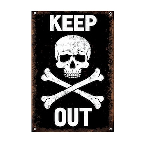 Könnte beinhalten: Rechteckiges Metallschild mit schwarzem Hintergrund und einem verwitterten, rostbraunen Rand. Das Schild zeigt ein weißes Totenkopf- und gekreuzte Knochen-Design mit den Worten "KEEP OUT" in weißen Buchstaben.