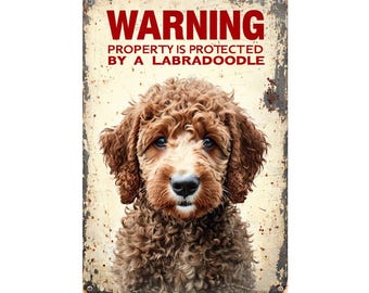 Könnte beinhalten: Ein rostiges Metallschild mit dem Text "WARNING PROPERTY IS PROTECTED BY A LABRADOODLE" in roten Buchstaben. Ein brauner Labradoodle-Hund ist in der Mitte des Schildes abgebildet.