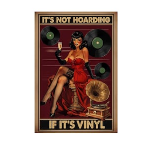 Könnte beinhalten: Ein Vintage-Poster mit einer Frau in einem roten Kleid, die auf einem Hocker mit einem Plattenspieler und Schallplatten sitzt. Der Text auf dem Poster lautet "Es ist kein Horten, wenn es Vinyl ist."