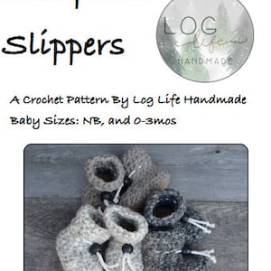 Puede incluir: Cuatro pares de pantuflas de bebé de ganchillo en gris y beige con detalles en blanco y negro. Las pantuflas están hechas de piel de oveja y están disponibles en tallas de recién nacido y de 0 a 3 meses. La imagen incluye el texto "Sheepskin Slippers" y "A Crochet Pattern By Log Life Handmade".