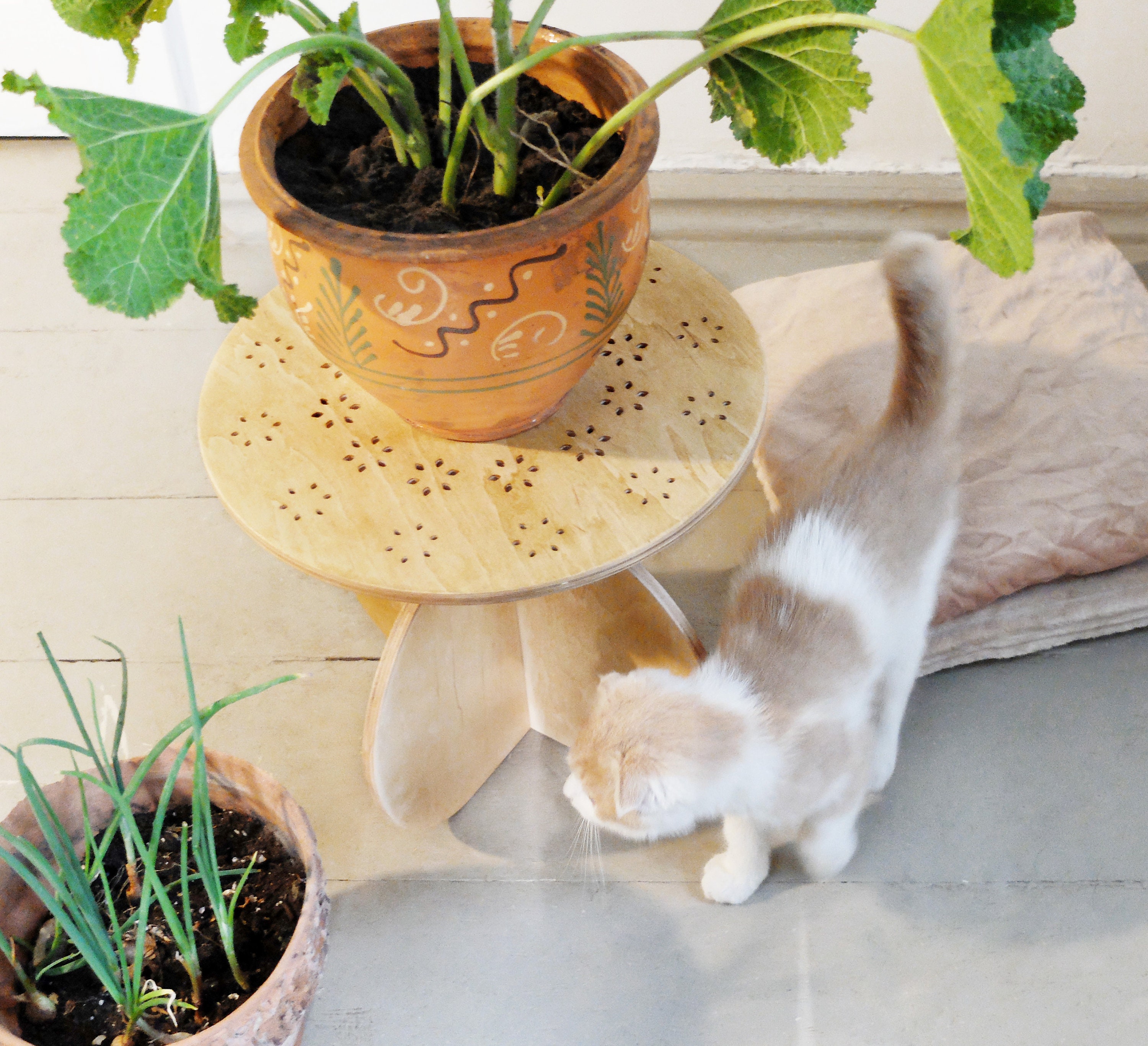 Blume Beistelltisch oder Pflanze Stand mit ausgeschnittenen Etsy