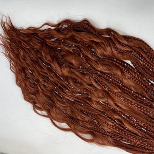 Bronzen krullende dreadlocks, vlechten. Koperen dreadlocks mix texturen. Gehaakte rode dreadlocks. Dreadlocks, krullen en vlechten met synthetische gember