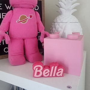 ¡Nombre de muñeca! Muchos tamaños, placa de identificación personalizada, regalo para gamers, guardería, letrero para habitación, escritorio personalizado, placa de identificación, área de juegos para niños, calcomanía para maestros, oficina
