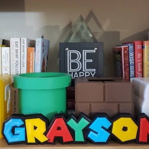 ¡Soy yo! 3 tamaños, placa de identificación personalizada, regalo para gamers, guardería, letrero para habitación de niños, escritorio personalizado, placa de identificación, área de juegos para niños, calcomanía para maestros, oficina