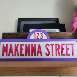 Letreros de calle violetas. Placa de identificación personalizada, regalo para gamers, guardería, letrero para habitación de niños, escritorio personalizado, placa de identificación, calcomanía para niños, calcomanía para maestros, oficina