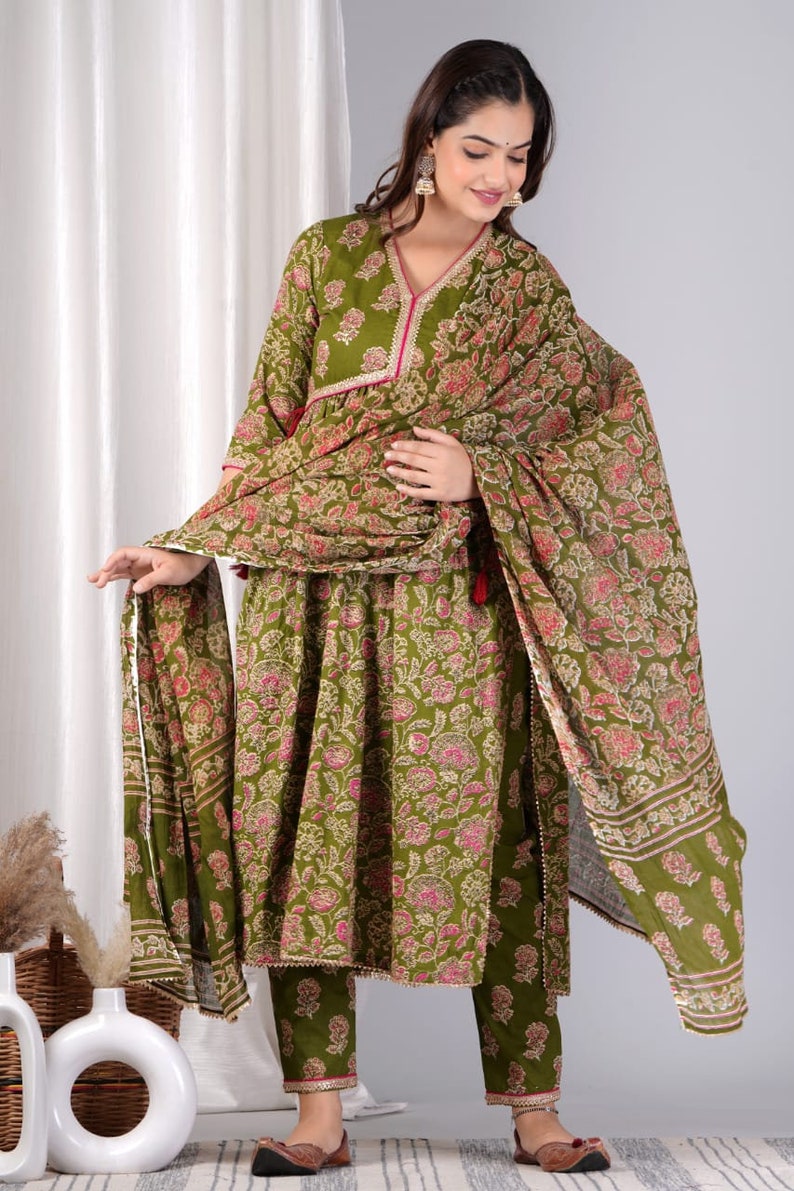 Women Tie& dye Mulcotton Anarkali Shape Kurta, Pant With Dupatta
