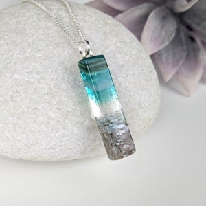 Aqua Türkis Blau Seelandschaft, Fused Glass Ocean Beach Seaglass Look Halskette Dichroic Aquascape Anhänger