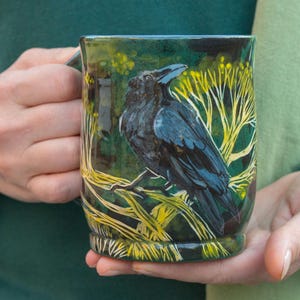 Handgefertigte Keramik Rabe Tasse, Sgraffito Forest Illustration, 20oz